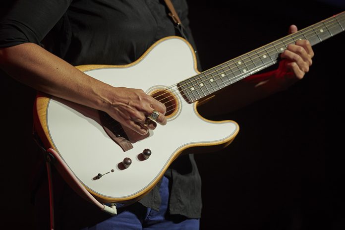 Fender Acoustasonic